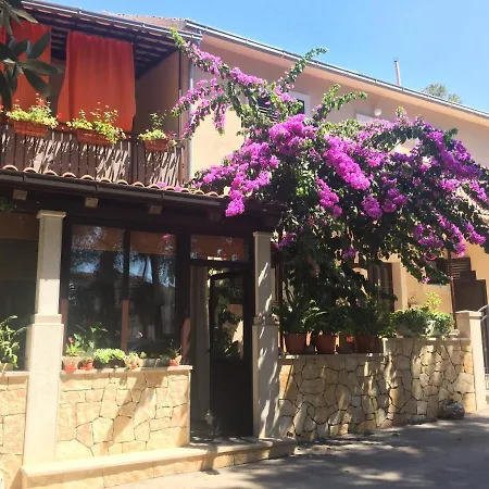 Apartments By The Sea Mirca, Brac - 2886 *